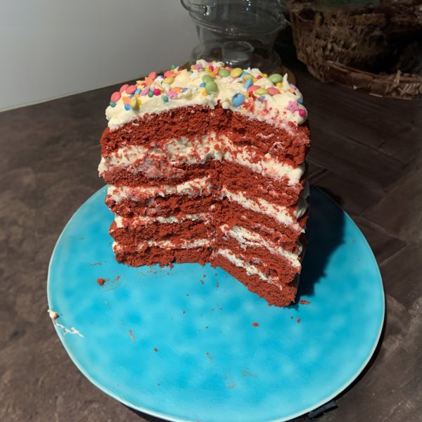 Red velvet cake met roomkaas vulling en sprinkles.