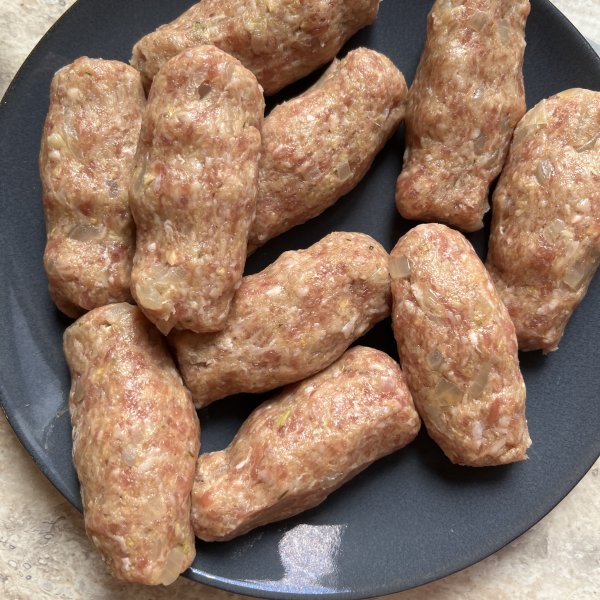 Saucijzenbroodjes met ui en knoflook 