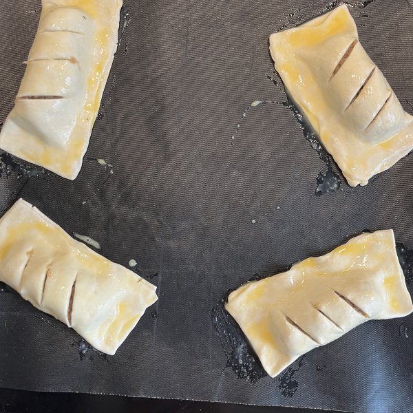 Saucijzenbroodjes met ui en knoflook 