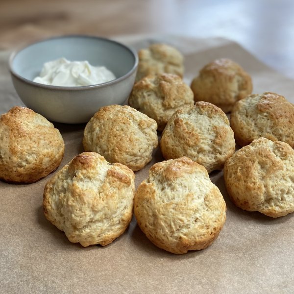 Heerlijke Scones met Clotted Cream en Frambozenjam